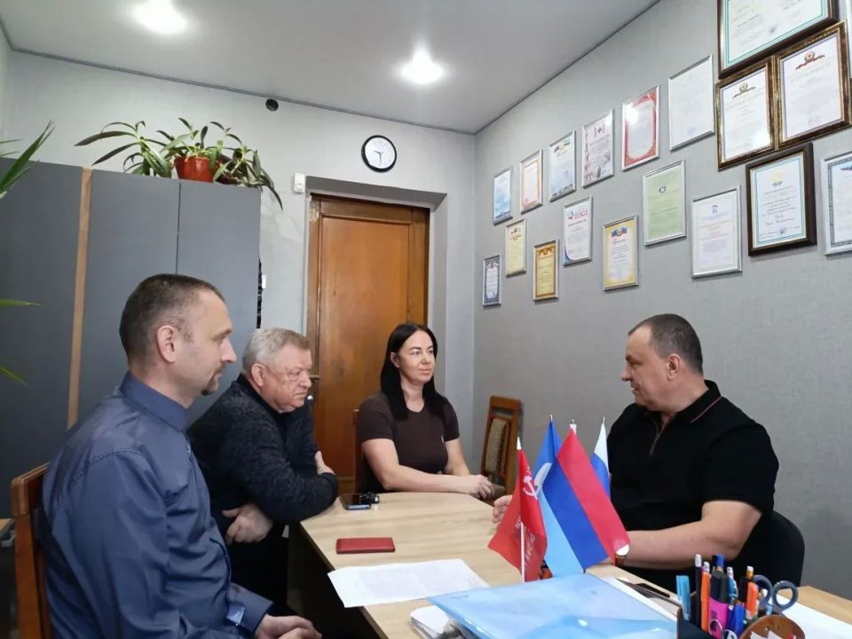 В Красном Луче состоялся прием граждан: пенсии, гаражная амнистия и капремонт В Красном Луче состоялся прием граждан: пенсии, гаражная амнистия и капремонт