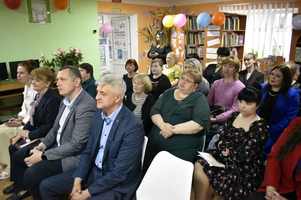 27 мая заместитель Председателя Совета городского округа Светлана Стрижаченко, заместитель Главы Администрации Александр Каменский, начальник отдела культуры Наталья Труфанова и уполномоченный представитель Брянской области... 27 мая заместитель Председателя Совета городского округа Светлана Стрижаченко, заместитель Главы Администрации Александр Каменский, начальник отдела культуры Наталья Труфанова и уполномоченный представитель Брянской области...