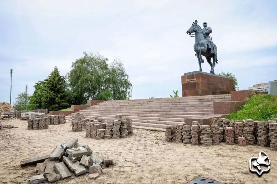 В Луганске происходит масштабная реконструкция сквера имени Климента Ворошилова В Луганске происходит масштабная реконструкция сквера имени Климента Ворошилова