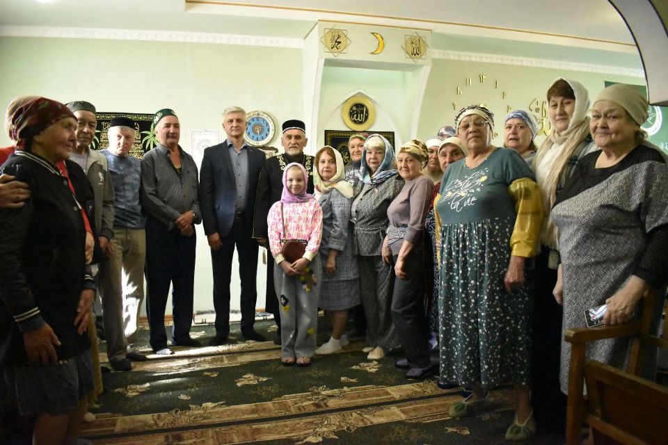 К празднованию, прошедшему 27 мая в городской мечети, присоединились почетные гости – заместитель председателя Совета городского округа Светлана Стрижаченко, уполномоченный представитель Брянской области Евгений Бобовский и... К празднованию, прошедшему 27 мая в городской мечети, присоединились почетные гости – заместитель председателя Совета городского округа Светлана Стрижаченко, уполномоченный представитель Брянской области Евгений Бобовский и...