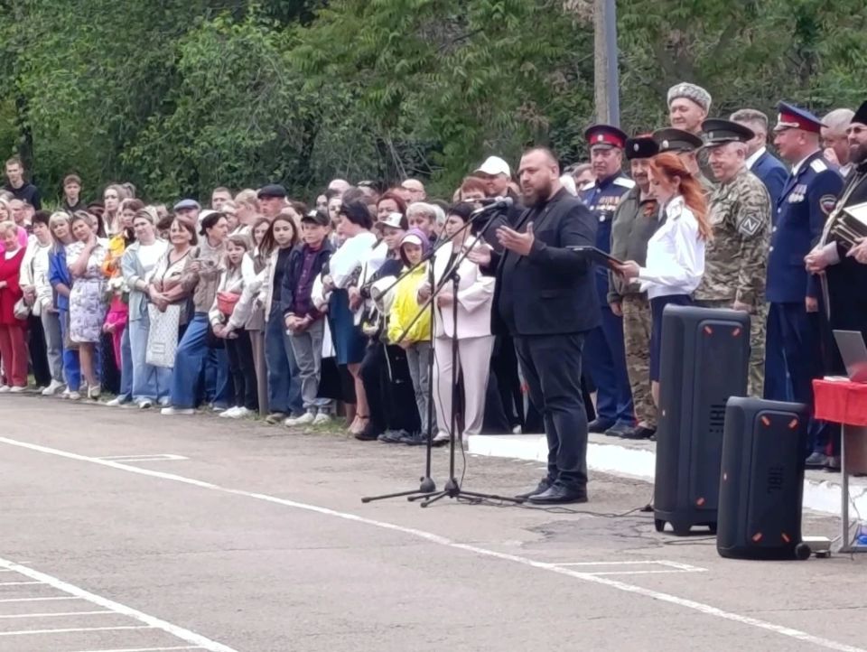 Иван Санаев: Сегодня, по поручению Председателя Народного Совета ЛНР Дениса Мирошниченко, принял участие в Церемонии прощания со знаменем и празднике последнего звонка в Луганском кадетском корпусе Иван Санаев: Сегодня, по поручению Председателя Народного Совета ЛНР Дениса Мирошниченко, принял участие в Церемонии прощания со знаменем и празднике последнего звонка в Луганском кадетском корпусе