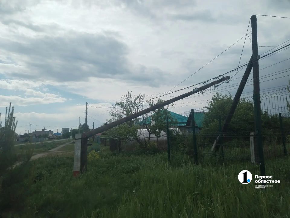 В пригороде Челябинска с детской школы искусств ураган сорвал крышу В пригороде Челябинска с детской школы искусств ураган сорвал крышу