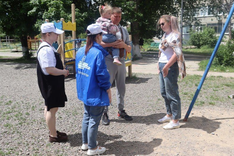 Волонтеры помогают жителям определиться с выбором территории, которую в 2027 г. благоустроят в рамках федерального проекта «ФКГС»