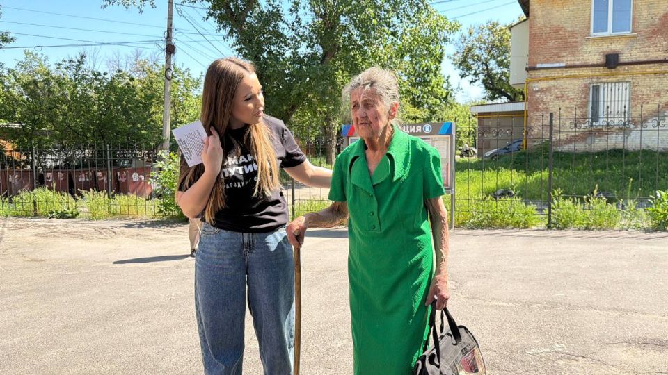 Медик Светлана не смогла пройти мимо пожилой женщины, бредущей по обледенелому тротуару в ветхой одежде