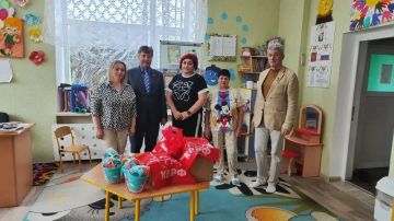 В преддверии Дня защиты детей, депутат Народного Совета Луганской Народной Республики от КПРФ Виктор Иванович Щекатунов, депутат Луганского городского совета от КПРФ Валентин Владленович Попов, помощник депутата Народного...