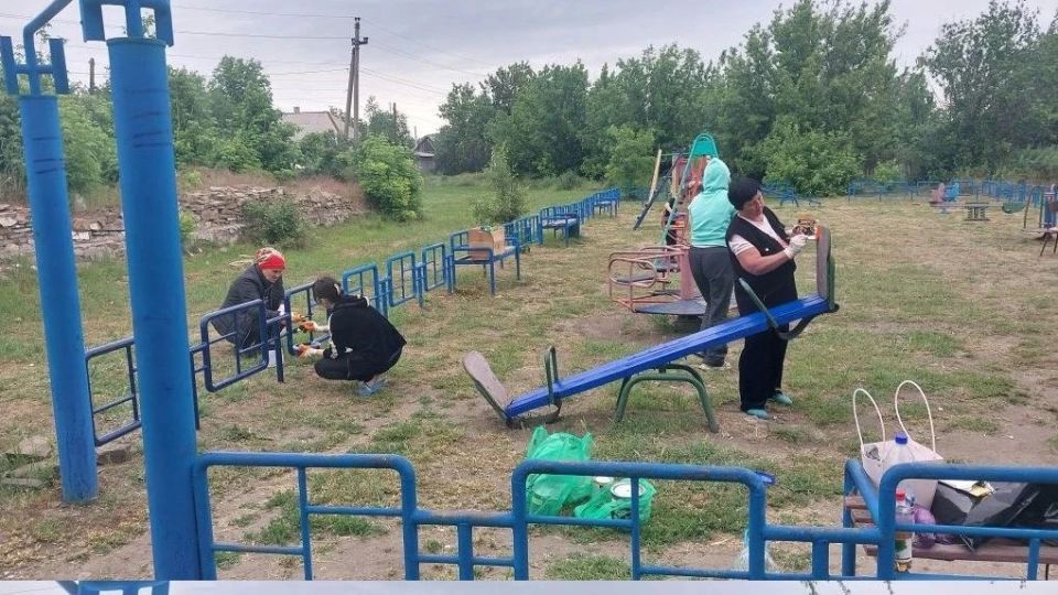 27 мая в преддверии Международного дня защиты детей в г. Миусинск были выполнены ремонтные работы по восстановлению детской игровой площадки, расположенной в центральной части города