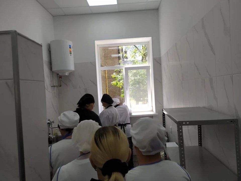 Команда из Ясеновской школы №2 им. Д. В. Лазутина стала призёром в номинации «Лучший школьная столовая -2026» Команда из Ясеновской школы №2 им. Д. В. Лазутина стала призёром в номинации «Лучший школьная столовая -2026»