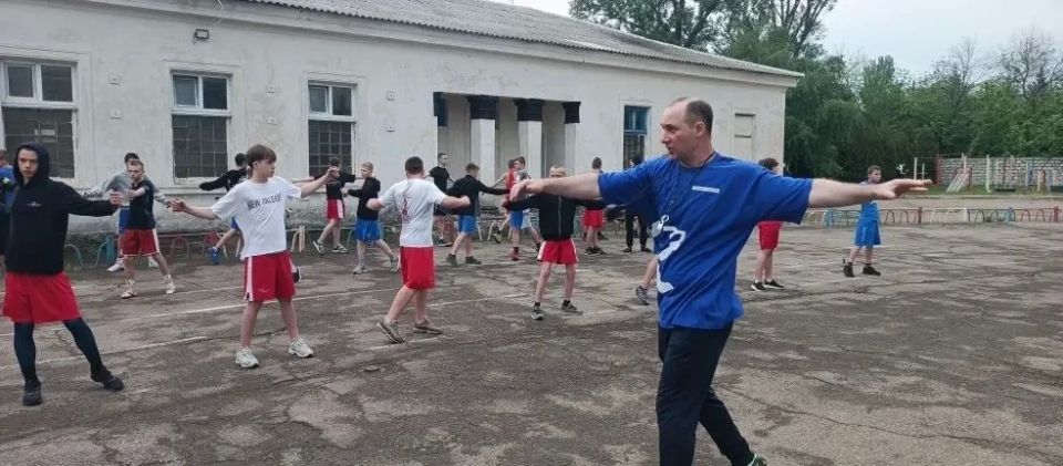 В рамках спортивного марафона «Сила России» и партийного проекта «Детский спорт» в Антраците состоялась открытая тренировка по боксу