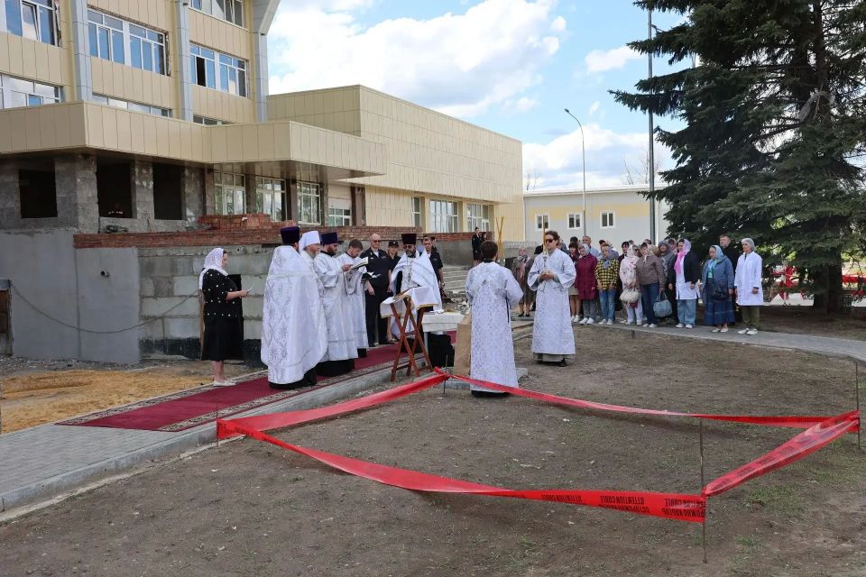 Митрополит Луганский и Алчевский Пантелеимон освятил место строительства храма-часовни на территории медсанчасти республиканского МВД Митрополит Луганский и Алчевский Пантелеимон освятил место строительства храма-часовни на территории медсанчасти республиканского МВД