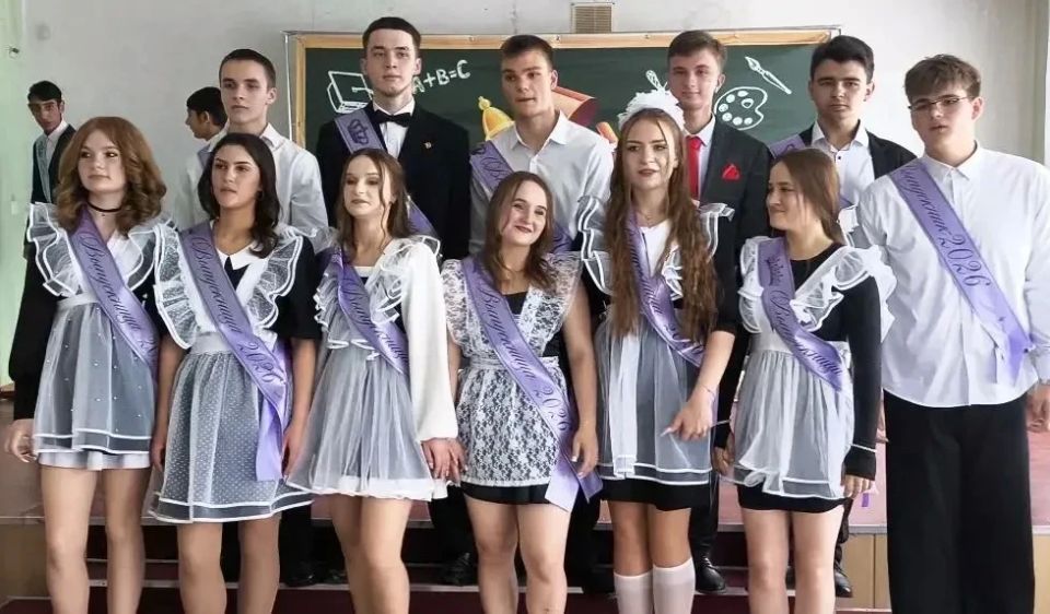 Выпускники 11 класса Алчевской средней школа №24 – это команда ответственных, инициативных и активных ребят Выпускники 11 класса Алчевской средней школа №24 – это команда ответственных, инициативных и активных ребят