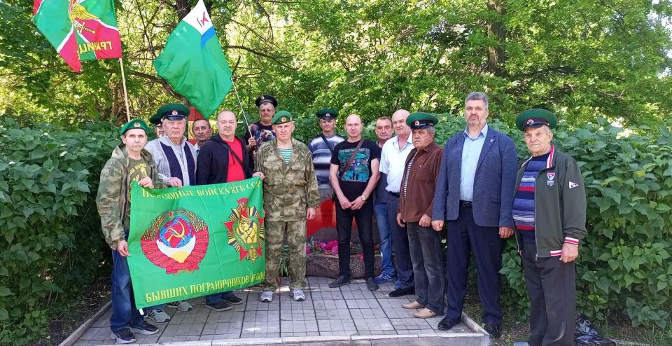 В Алчевске отметили День пограничника В Алчевске отметили День пограничника