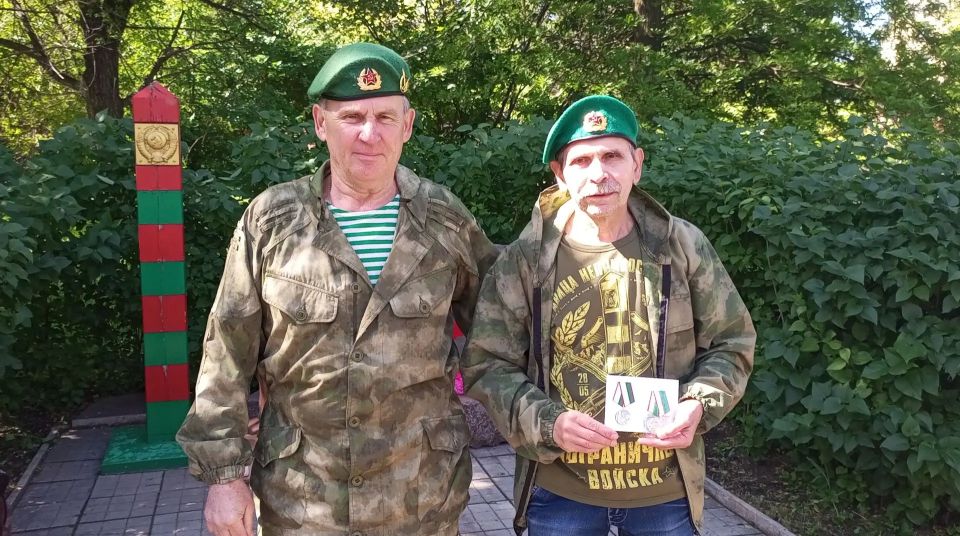 В Алчевске отметили День пограничника В Алчевске отметили День пограничника