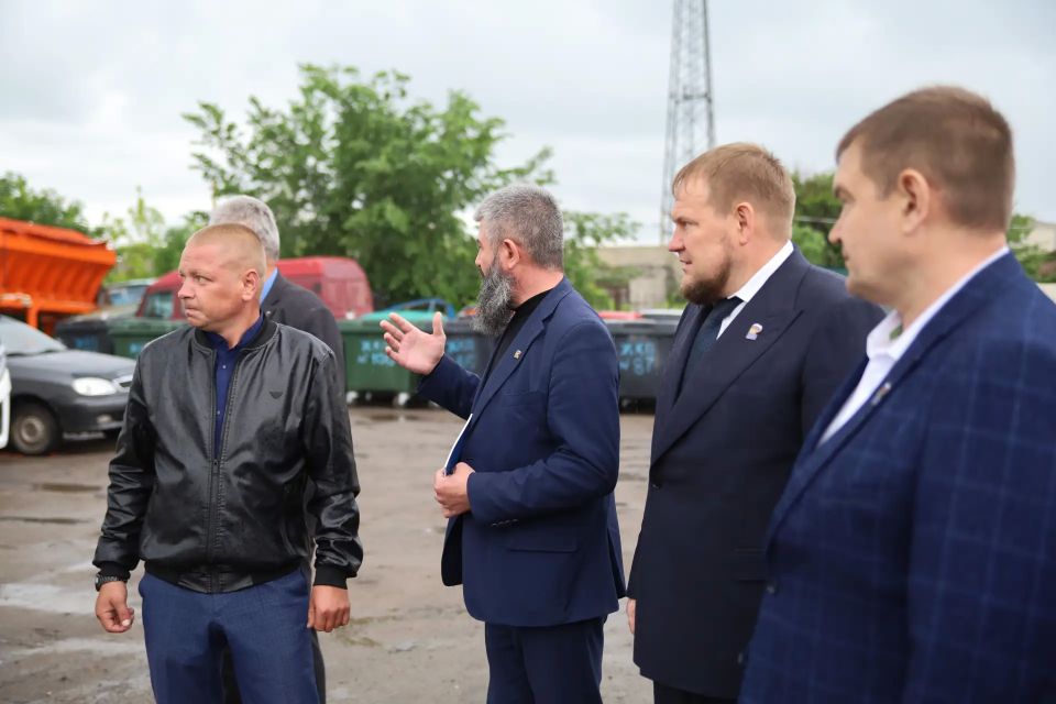 «Партдесант» Единой России оценил коммунальную технику в Меловском округе «Партдесант» Единой России оценил коммунальную технику в Меловском округе