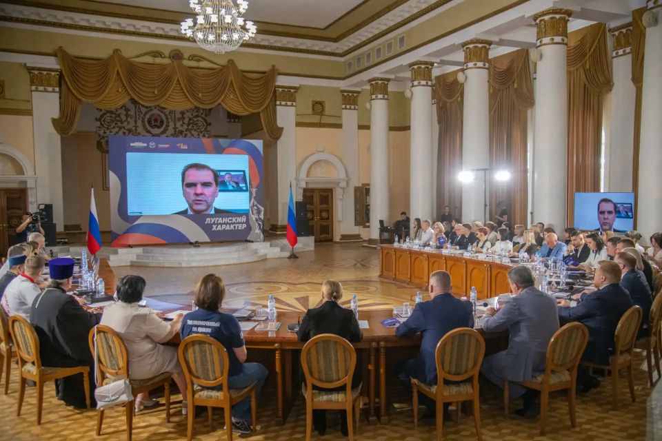 Леонид Пасечник: «В республике начал работу Совет по защите традиционных ценностей, культуры и исторической памяти» Леонид Пасечник: «В республике начал работу Совет по защите традиционных ценностей, культуры и исторической памяти»