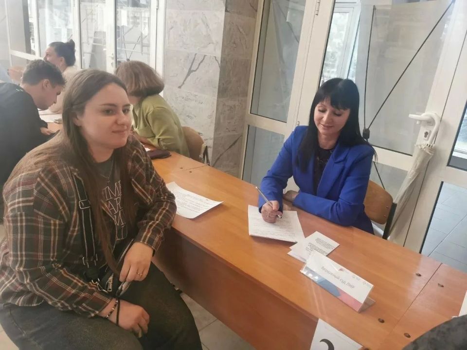 Представители Верховного Суда Луганской Народной Республики приняли участие в «Ярмарке вакансий» в ФГБОУ ВО «ЛГУ им. В. Даля», организованной Республиканским центром занятости населения Луганской Народной Республики