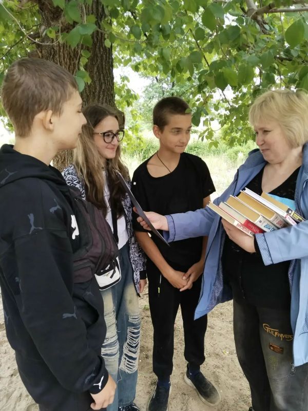БЕГУЩАЯ КНИГА. В Общероссийский день библиотек сотрудники МБУК «Центральная библиотека города Рубежное» присоединились к Всероссийскому проекту «Бегущая книга»
