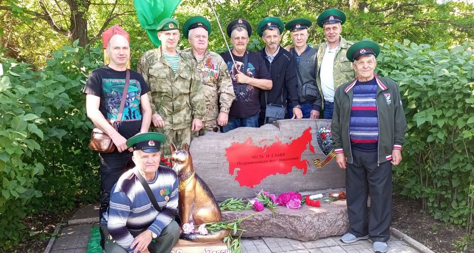 В Алчевске отметили День пограничника В Алчевске отметили День пограничника