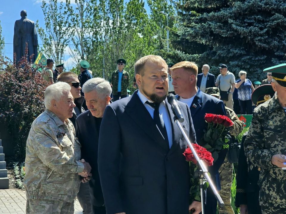 Денис Колесников: В этот знаменательный день, когда вся страна отмечает День пограничника, совместно с сенатором РФ от ЛНР Ольгой Евгеньевной Бас, депутатом Государственной Думы РФ Водолацким Виктором Петровичем и депутатом...