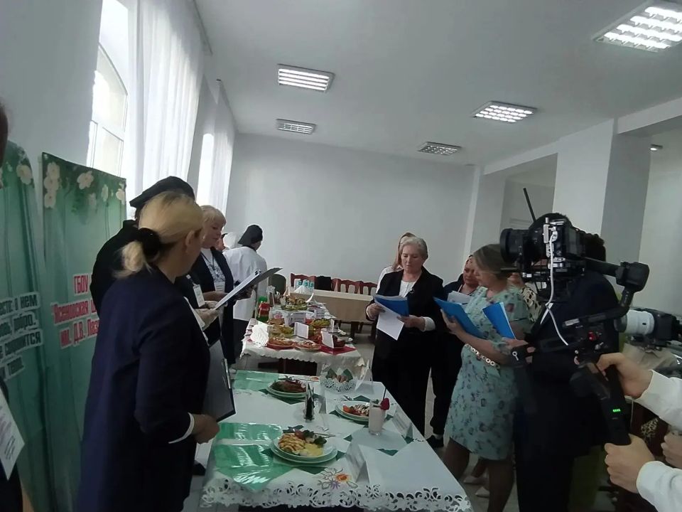 Команда из Ясеновской школы №2 им. Д. В. Лазутина стала призёром в номинации «Лучший школьная столовая -2026» Команда из Ясеновской школы №2 им. Д. В. Лазутина стала призёром в номинации «Лучший школьная столовая -2026»
