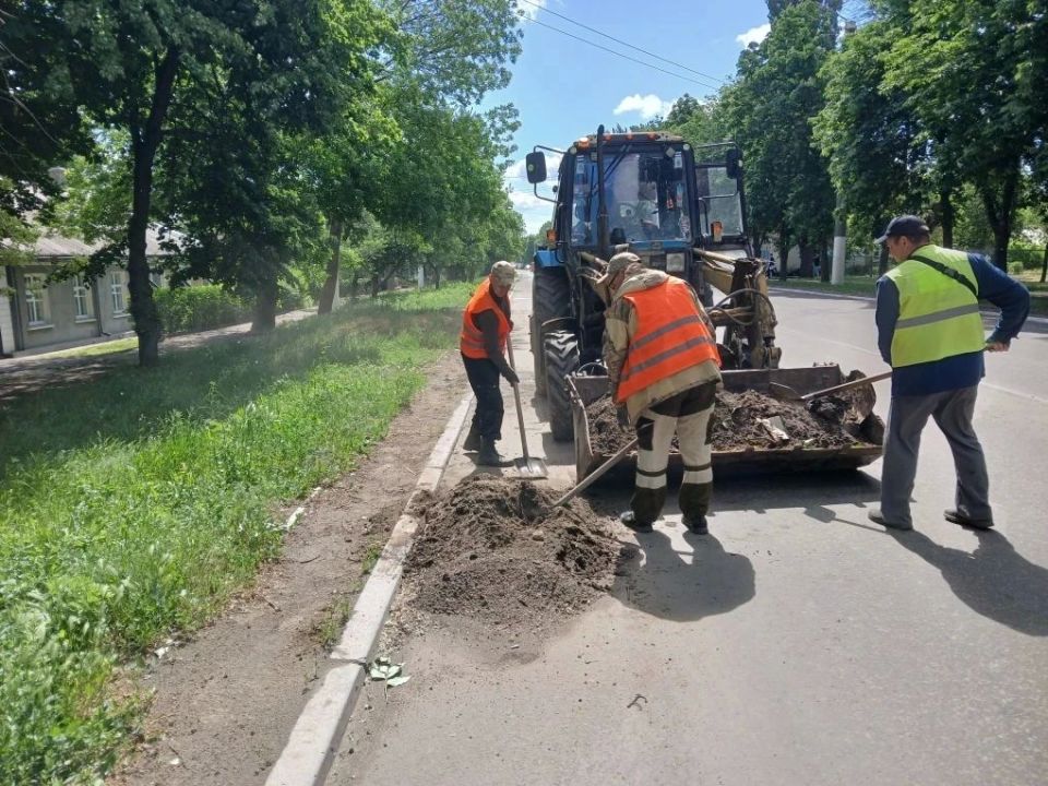 В городском округе продолжаются работы по уборке и благоустройству общественных территорий В городском округе продолжаются работы по уборке и благоустройству общественных территорий