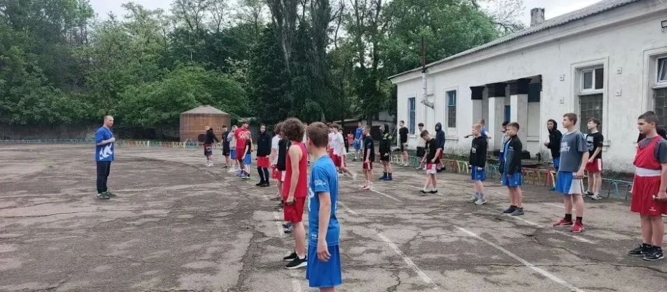 В рамках спортивного марафона «Сила России» и партийного проекта «Детский спорт» в Антраците состоялась открытая тренировка по боксу В рамках спортивного марафона «Сила России» и партийного проекта «Детский спорт» в Антраците состоялась открытая тренировка по боксу
