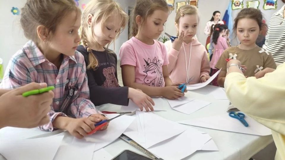 В мире приключений. Сегодня в Ровеньковском детском центре научно-технического творчества прошла увлекательная квест-игра «В мире приключений», посвящённая Международному дню защиты детей В мире приключений. Сегодня в Ровеньковском детском центре научно-технического творчества прошла увлекательная квест-игра «В мире приключений», посвящённая Международному дню защиты детей