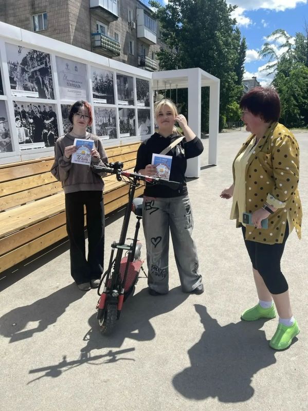 Сотрудники Лутугинского районного дома культуры вышли на улицу с информационной акцией «Дыши свободно» Сотрудники Лутугинского районного дома культуры вышли на улицу с информационной акцией «Дыши свободно»