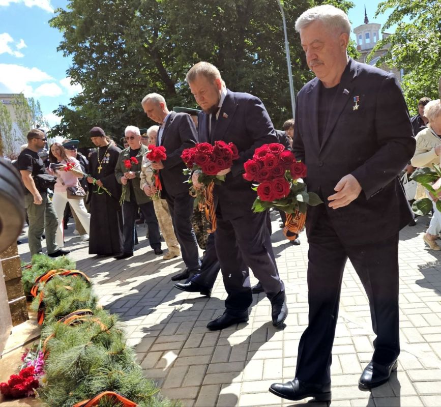 Денис Колесников: В этот знаменательный день, когда вся страна отмечает День пограничника, совместно с сенатором РФ от ЛНР Ольгой Евгеньевной Бас, депутатом Государственной Думы РФ Водолацким Виктором Петровичем и депутатом... Денис Колесников: В этот знаменательный день, когда вся страна отмечает День пограничника, совместно с сенатором РФ от ЛНР Ольгой Евгеньевной Бас, депутатом Государственной Думы РФ Водолацким Виктором Петровичем и депутатом...