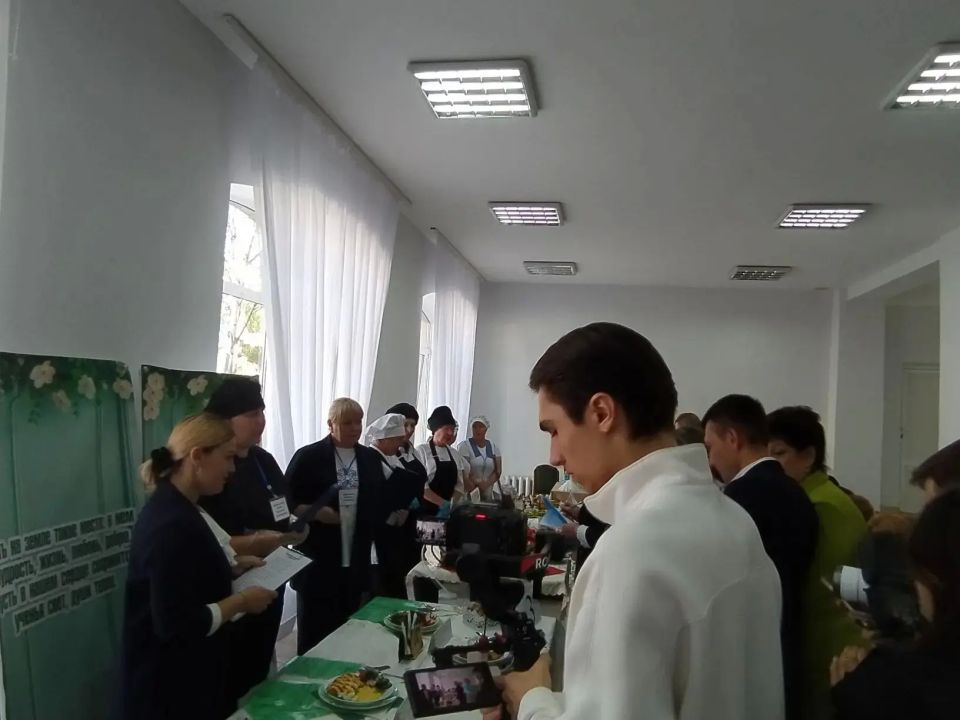 Команда из Ясеновской школы №2 им. Д. В. Лазутина стала призёром в номинации «Лучший школьная столовая -2026» Команда из Ясеновской школы №2 им. Д. В. Лазутина стала призёром в номинации «Лучший школьная столовая -2026»