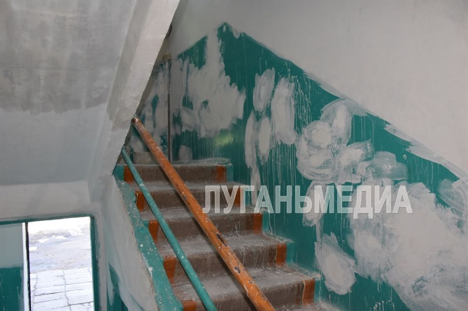 В Перевальске продолжается ремонт подъездов многоквартирных домов В Перевальске продолжается ремонт подъездов многоквартирных домов