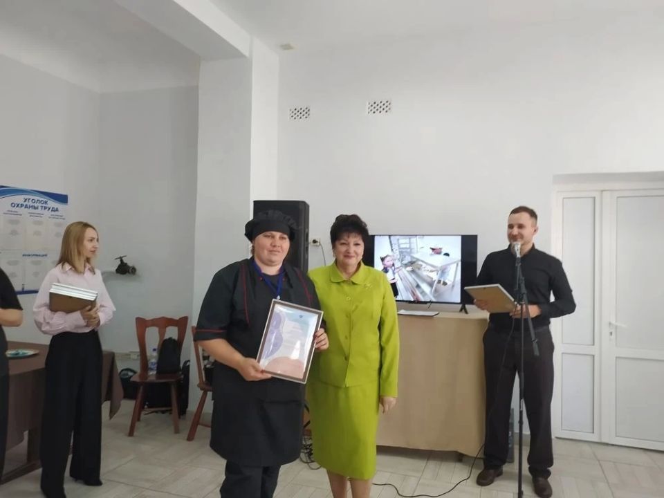 Команда из Ясеновской школы №2 им. Д. В. Лазутина стала призёром в номинации «Лучший школьная столовая -2026» Команда из Ясеновской школы №2 им. Д. В. Лазутина стала призёром в номинации «Лучший школьная столовая -2026»