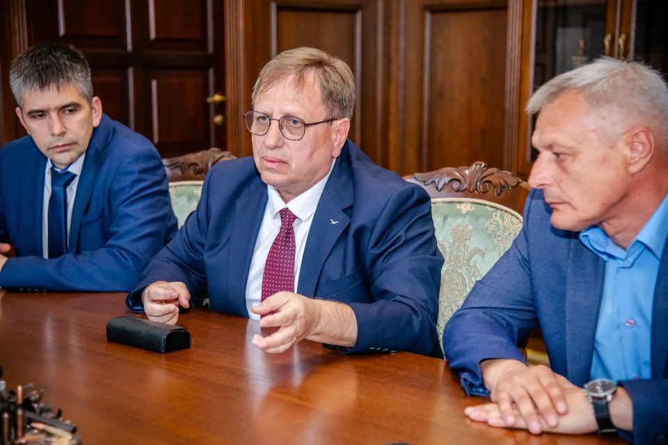 Леонид Пасечник обсудил перспективы развития студенческого футбола в регионе с президентом НСФЛ Андреем Стукаловым Леонид Пасечник обсудил перспективы развития студенческого футбола в регионе с президентом НСФЛ Андреем Стукаловым