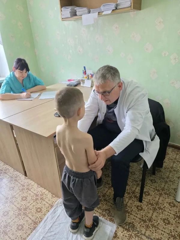 Здоровье для каждого: врачи Луганской республиканской детской больницы осмотрели юных жителей г.Кировск