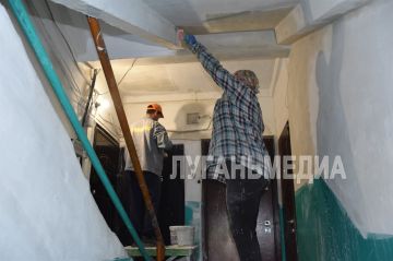 В Перевальске продолжается ремонт подъездов многоквартирных домов