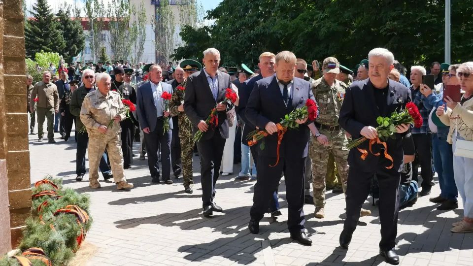 В Луганске в День Пограничника установили новую мемориальную плиту В Луганске в День Пограничника установили новую мемориальную плиту