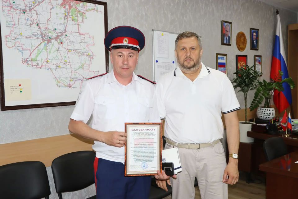 Глава Лутугинского муниципального округа наградил казаков Лутугинщины Глава Лутугинского муниципального округа наградил казаков Лутугинщины