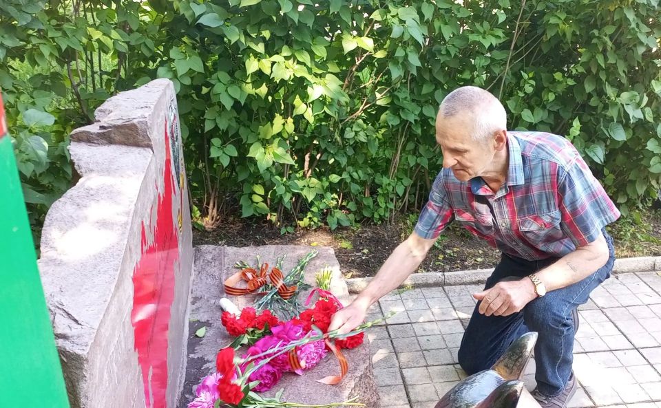 В Алчевске отметили День пограничника В Алчевске отметили День пограничника