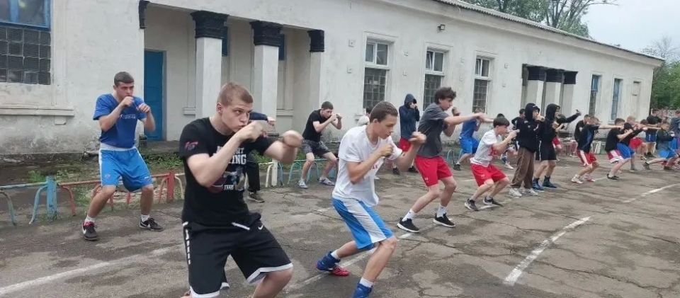 В рамках спортивного марафона «Сила России» и партийного проекта «Детский спорт» в Антраците состоялась открытая тренировка по боксу В рамках спортивного марафона «Сила России» и партийного проекта «Детский спорт» в Антраците состоялась открытая тренировка по боксу