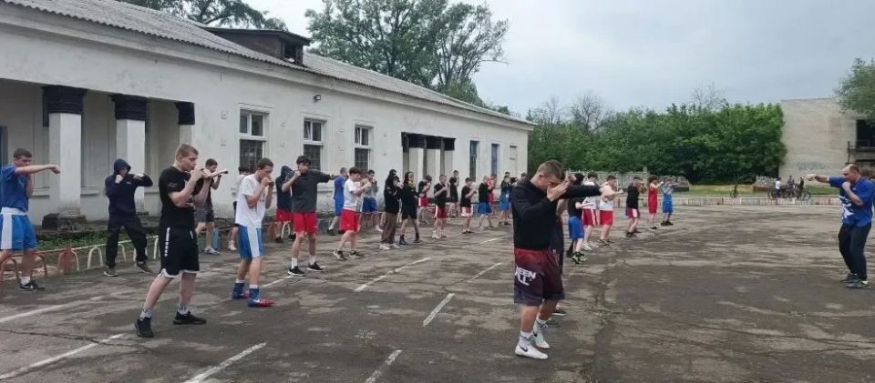 В рамках спортивного марафона «Сила России» и партийного проекта «Детский спорт» в Антраците состоялась открытая тренировка по боксу В рамках спортивного марафона «Сила России» и партийного проекта «Детский спорт» в Антраците состоялась открытая тренировка по боксу