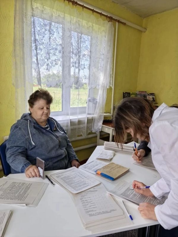 Специалисты Новопсковской ЦРМБ осмотрели жителей с.Писаревка Специалисты Новопсковской ЦРМБ осмотрели жителей с.Писаревка