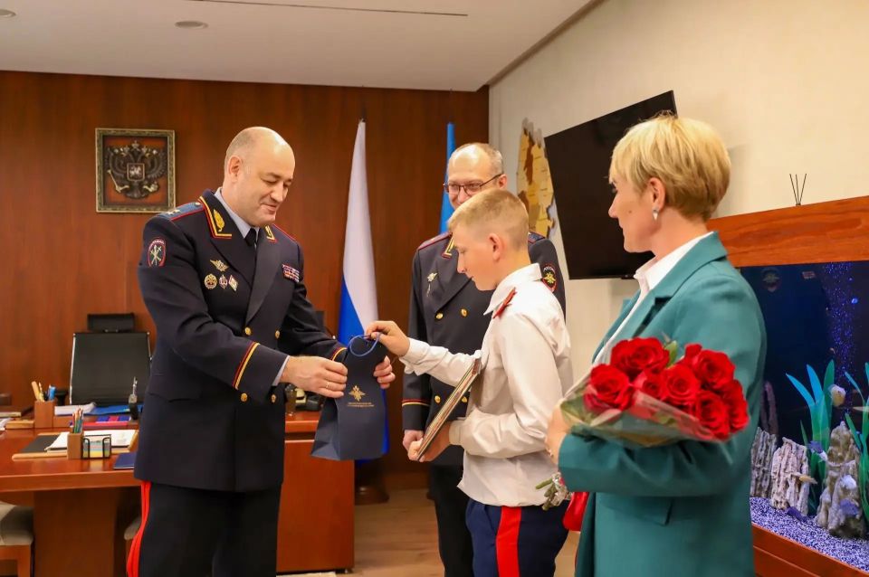 Школьник из Стаханова отмечен грамотой Министерства внутренних дел РФ Школьник из Стаханова отмечен грамотой Министерства внутренних дел РФ