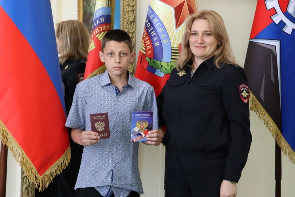 В преддверии Дня защиты детей вручили паспорта юным гражданам России В преддверии Дня защиты детей вручили паспорта юным гражданам России