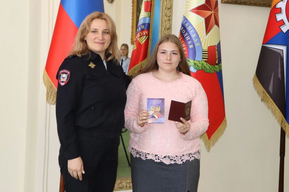 В преддверии Дня защиты детей вручили паспорта юным гражданам России В преддверии Дня защиты детей вручили паспорта юным гражданам России