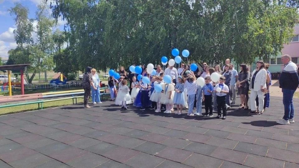 Казалось бы, только вчера родители привели своих малышей в наш детский сад, а сегодня уже пора прощаться с этим уютным местом, которое стало для детишек настоящим вторым домом