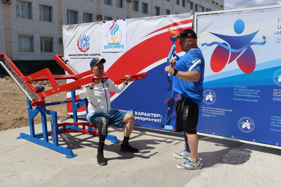 В Луганске открылась первая инклюзивная спортивная площадка В Луганске открылась первая инклюзивная спортивная площадка