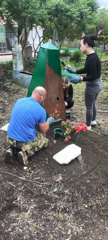 Молодёжный совет Территориального фонда обязательного медицинского страхования Луганской Народной Республики провёл субботник на территории православного храма Подворья в честь Всех Святых Молодёжный совет Территориального фонда обязательного медицинского страхования Луганской Народной Республики провёл субботник на территории православного храма Подворья в честь Всех Святых