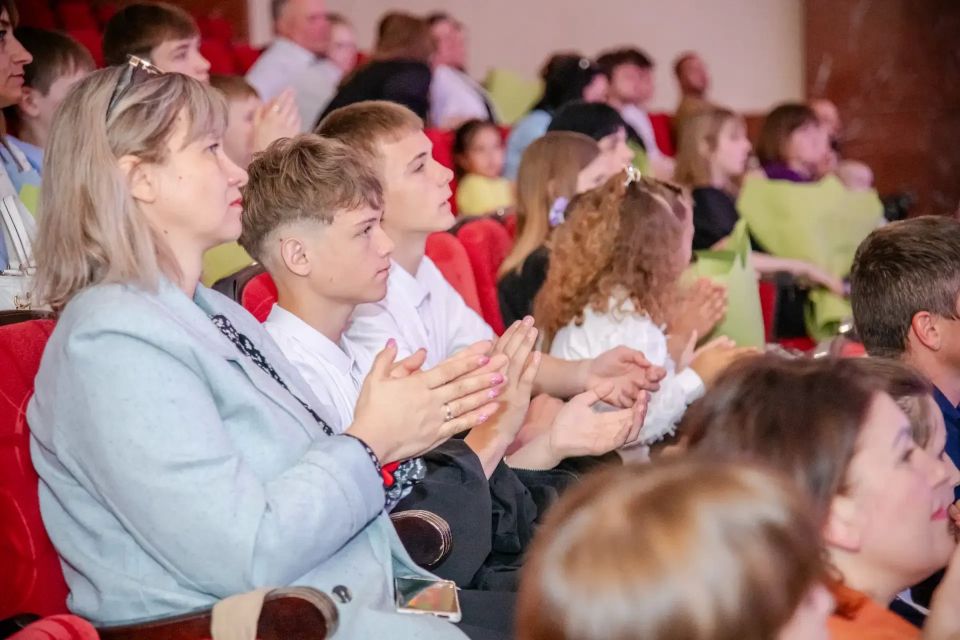 Девять многодетных семей ЛНР получили медали «Родительская Слава» Девять многодетных семей ЛНР получили медали «Родительская Слава»