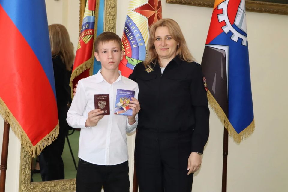 В преддверии Дня защиты детей вручили паспорта юным гражданам России В преддверии Дня защиты детей вручили паспорта юным гражданам России