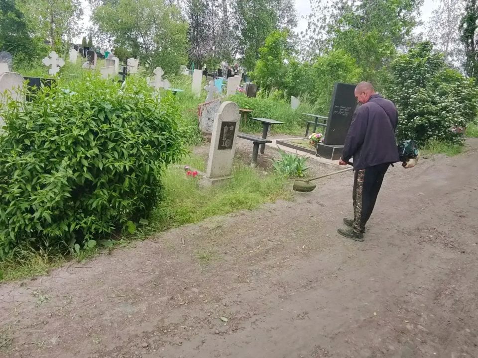 Андрей Рубанцов: В рамках сезонных работ и наведения санитарного порядка на территории городских кладбищ, сотрудники Ритуальной службы города Ровеньки ведут плановый покос травы Андрей Рубанцов: В рамках сезонных работ и наведения санитарного порядка на территории городских кладбищ, сотрудники Ритуальной службы города Ровеньки ведут плановый покос травы