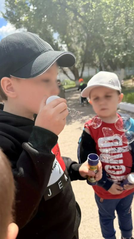 Праздник детства в «Веснушках»: сотрудники УИИ поздравили воспитанников краснодонского детского сада Праздник детства в «Веснушках»: сотрудники УИИ поздравили воспитанников краснодонского детского сада
